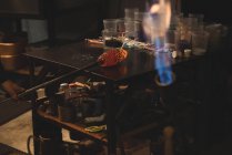 Розплавлене скло і лаврове скло на мармуровому столі на скляній фабриці — стокове фото
