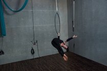Turnerin turnt im Fitnessstudio auf Reifen — Stockfoto