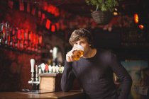 Portrait d'un homme prenant un verre de bière au bar — Photo de stock