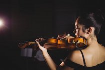 Studentessa che suona il violino in uno studio — Foto stock