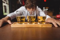 Barkeeper füttert Whisky-Schnapsgläser auf Theke an Theke — Stockfoto