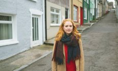 Redhead woman standing on alley street — Stock Photo