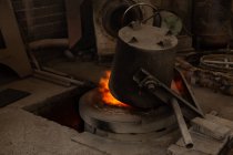 Нагрівання колби на печі в ливарному виробництві — стокове фото