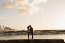 Romantisches Paar küsst sich auf Promenade — Stockfoto