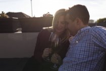 Paar stößt zu Hause auf Terrasse mit Glas Champagner an — Stockfoto