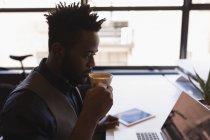 Смарт-бізнесмен має каву в офісі — стокове фото