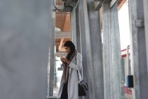 Femme Hijab utilisant le téléphone mobile dans la rue de la ville — Photo de stock