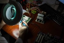 Engenheiro de robótica montagem de placa de circuito na mesa no armazém — Fotografia de Stock