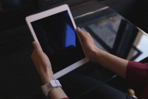 Seção média de executiva feminina segurando tablet digital no escritório — Fotografia de Stock