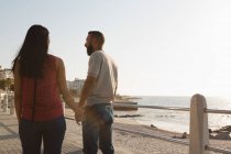 Paar steht an einem sonnigen Tag an der Promenade — Stockfoto