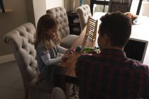 Отец играет со своей дочерью в гостиной дома — стоковое фото