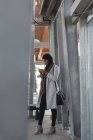 Хиджаб женщина с помощью мобильного телефона на улице города — стоковое фото