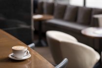 Nahaufnahme der Kaffeetasse am Tresen im Hotel — Stockfoto