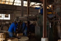 Trabajadores masculinos en fundición que trabajan con moldes - foto de stock