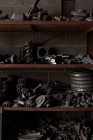 Незаконченные металлические отливки в стойке в литейном цехе — стоковое фото