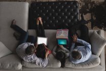 Großeltern mit digitalem Tablet auf Sofa im heimischen Wohnzimmer — Stockfoto
