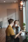 Couple interagissant tout en prenant un café dans le café — Photo de stock