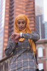 Хиджаб женщина с помощью умных часов в городе — стоковое фото