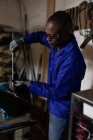 Вид сбоку работника мужского пола, работающего на стекольном заводе — стоковое фото