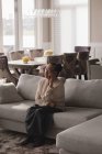 Старші жінки говорити на мобільний телефон у вітальні на дому — стокове фото