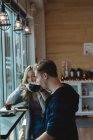 Молода пара має каву в кафе — стокове фото