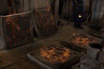 Виливки гарячих металів у форми ливарного виробництва — стокове фото