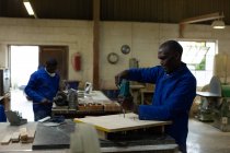 Arbeiter mit Bohrmaschine in Gießerei-Werkstatt — Stockfoto