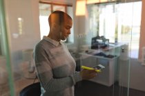 Femme cadre d'entreprise utilisant le téléphone portable dans le bureau — Photo de stock