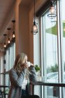 Красива жінка за кавою в кафе — стокове фото