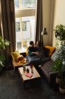 Пара взаємодіють один з одним на дивані у вітальні на дому — стокове фото