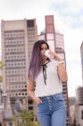 Красивая женщина пьет кофе на улице — стоковое фото
