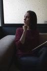 Продумана жінка-виконавця тримає цифровий планшет в офісі — стокове фото