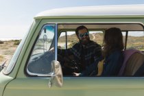 Glückliches Paar interagiert während Roadtrip im Fahrzeug — Stockfoto