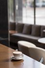 Крупный план кофейной чашки у стойки в отеле — стоковое фото