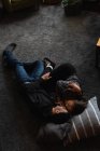 Glückliches Paar entspannt sich zu Hause auf dem Boden — Stockfoto