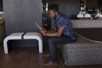 Ejecutiva masculina usando tableta digital en cafetería en la oficina - foto de stock