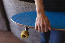 Metà sezione di esecutivo femminile in piedi con skateboard — Foto stock