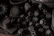 Крупним планом незакінчені металеві виливки в ливарному виробництві — стокове фото
