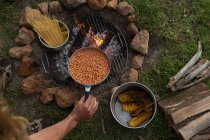 Food being prepared on bonfire at campsite — Stock Photo