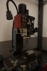 Taladradora de banco moderna en almacén robótico - foto de stock