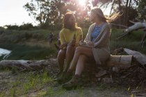 Des jeunes femmes se parlent dans la forêt — Photo de stock