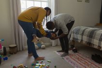 Vater, Mutter und Sohn spielen zu Hause im Wohnzimmer — Stockfoto