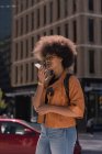 Woman talking on mobile phone in city — Stock Photo