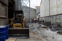 Bulldozer moderno vicino laboratorio fonderia — Foto stock