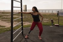 Giovane donna disabile che si esercita in giardino — Foto stock
