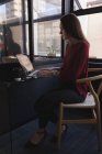 Belle femme d'affaires en utilisant un ordinateur portable au bureau — Photo de stock