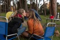 Casal romântico beijando uns aos outros no acampamento — Fotografia de Stock