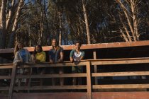 Gruppo di amici in piedi in cabina nella foresta — Foto stock