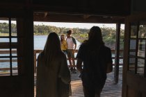 Gruppe von Freunden vergnügt sich in Hütte am See — Stockfoto
