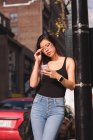 Moderne Frau mit Handy in der Stadt — Stockfoto